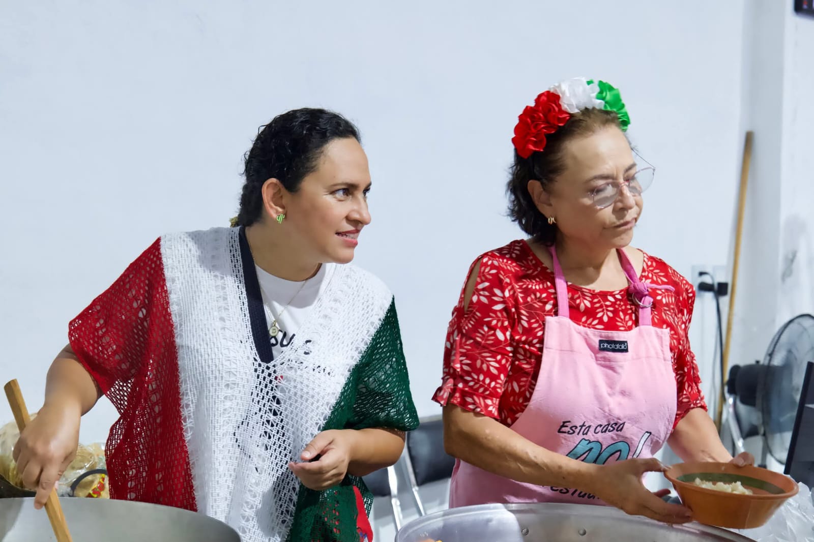 Mujeres cocinando con atuendo mexicano